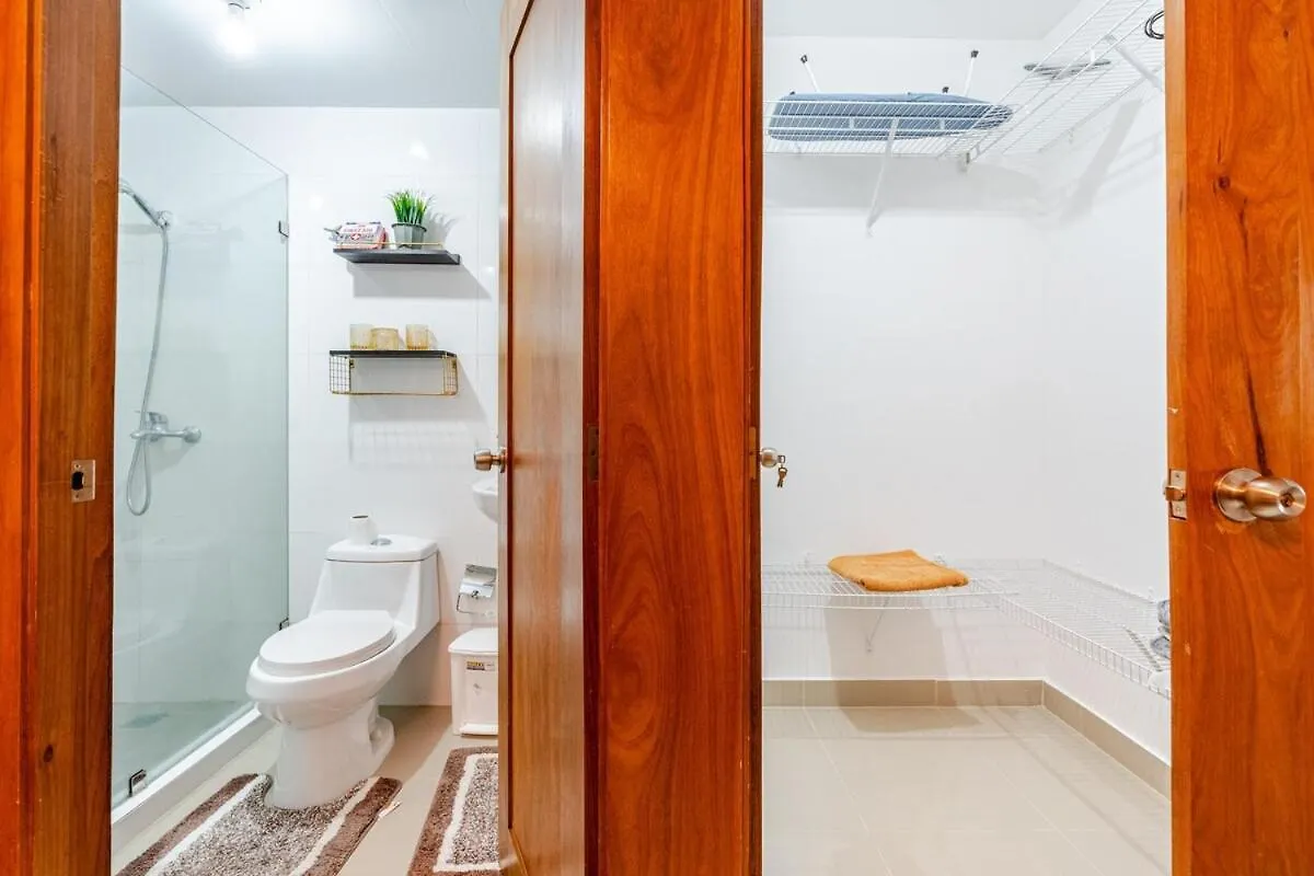 Ferienwohnung Chic Urban Retreat With Pool, Gym, & Free Parking Santiago De Los Caballeros Apartment