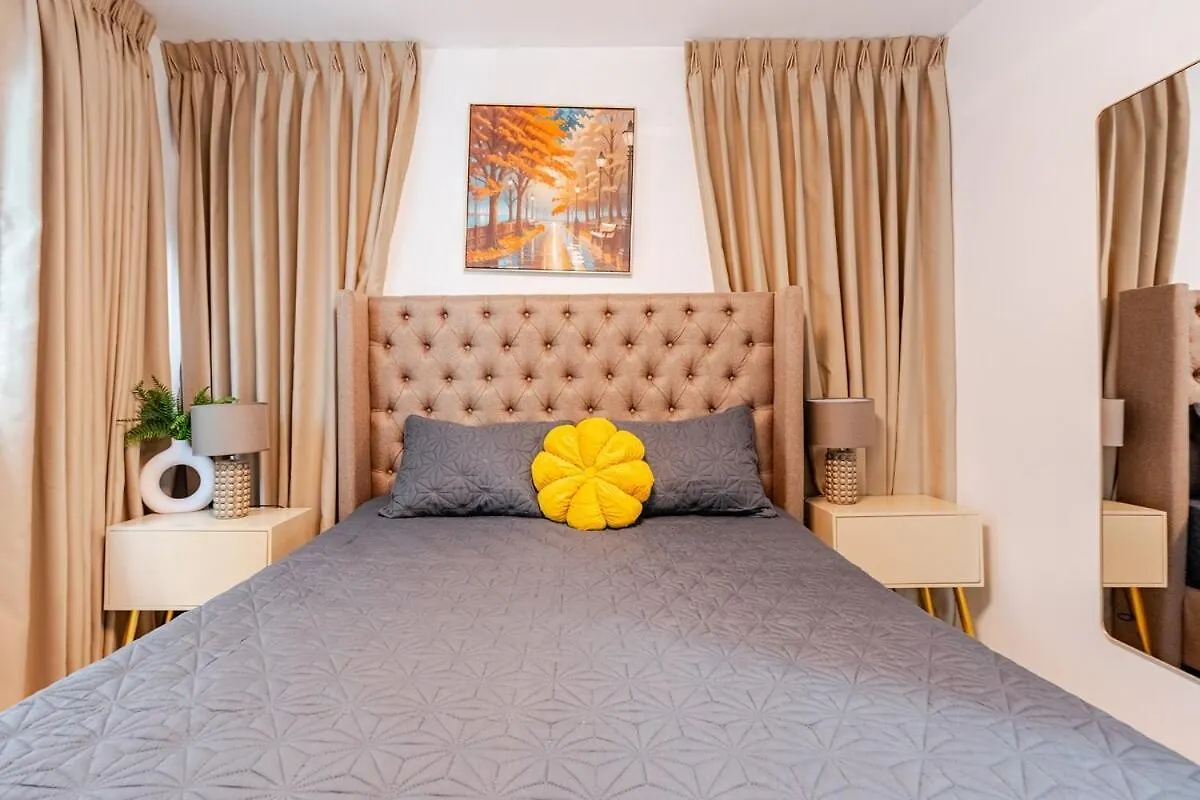 Ferienwohnung Chic Urban Retreat With Pool, Gym, & Free Parking Santiago De Los Caballeros Apartment