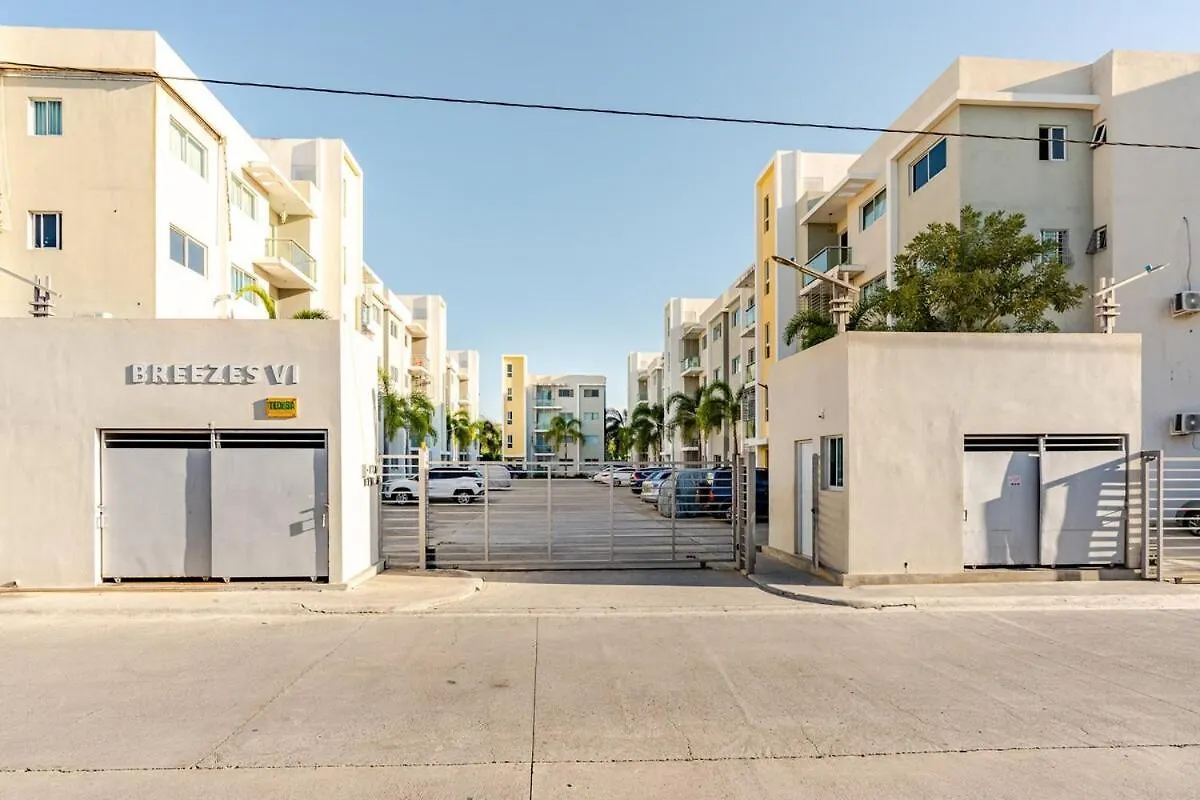 Ferienwohnung Chic Urban Retreat With Pool, Gym, & Free Parking Santiago De Los Caballeros Apartment