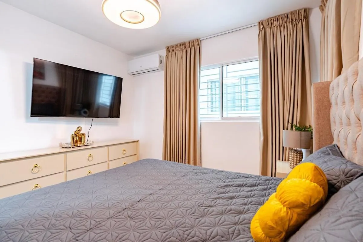 Ferienwohnung Chic Urban Retreat With Pool, Gym, & Free Parking Santiago De Los Caballeros