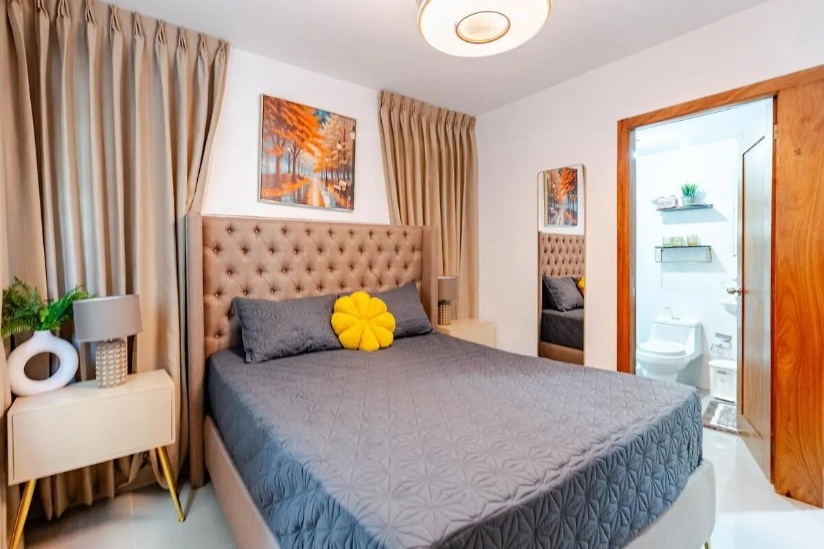 Ferienwohnung Chic Urban Retreat With Pool, Gym, & Free Parking Santiago De Los Caballeros Apartment