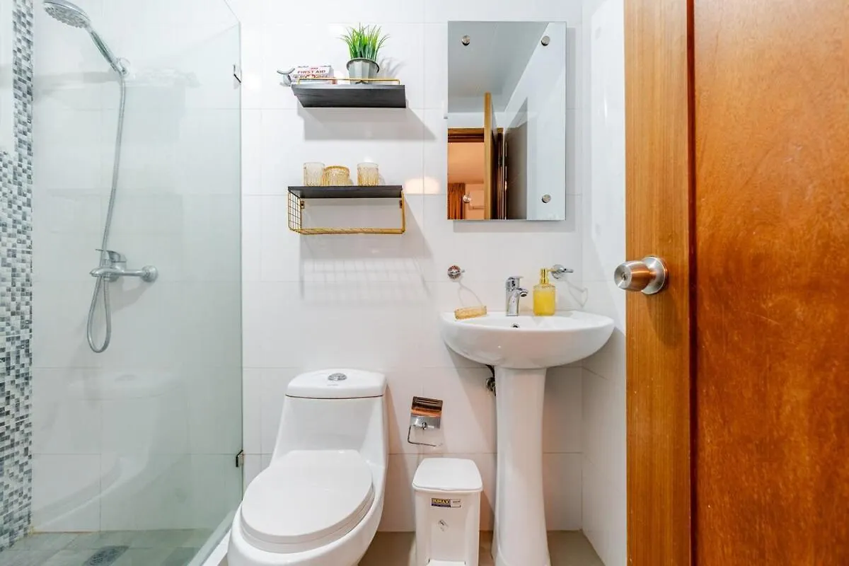 Ferienwohnung Chic Urban Retreat With Pool, Gym, & Free Parking Santiago De Los Caballeros Apartment