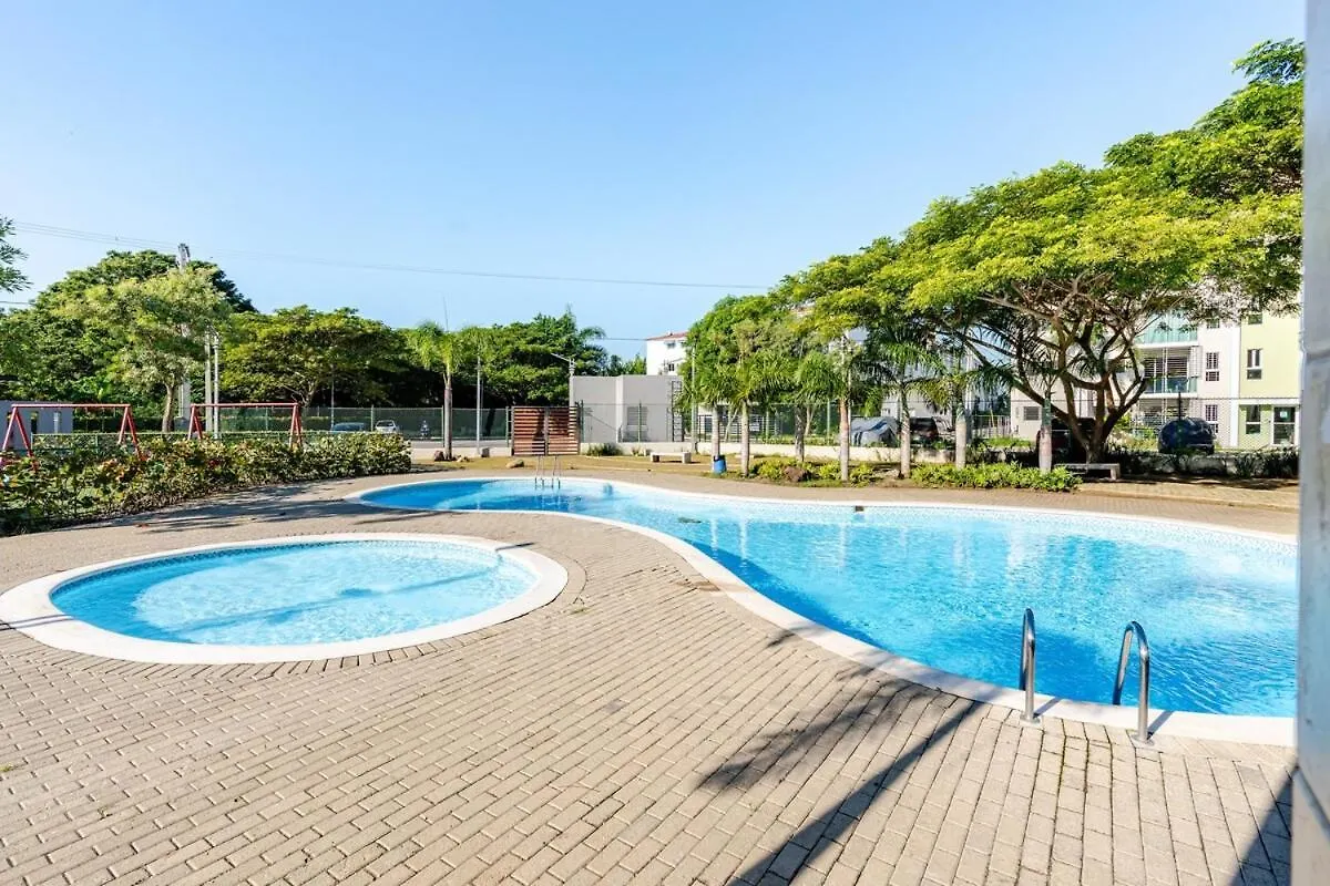 Ferienwohnung Chic Urban Retreat With Pool, Gym, & Free Parking Santiago De Los Caballeros